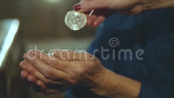 年轻的手把比特币放进老皱的手里视频的预览图