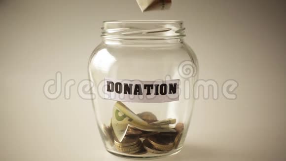 捐款把钱存在罐子里视频的预览图
