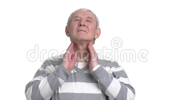 患有喉咙痛的老人视频的预览图
