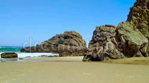 葡萄牙西大西洋沙滩上的石头和岩石视频的预览图