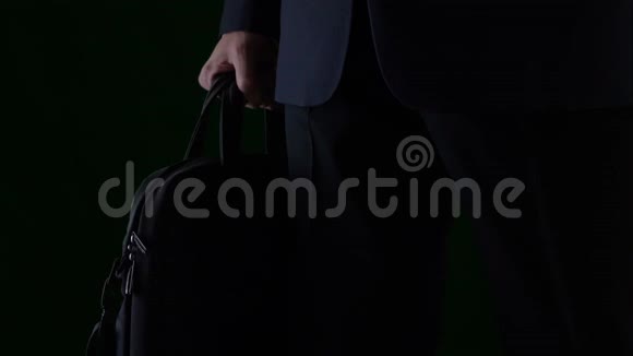 男性手提商务公文包隔离在黑色背景上视频的预览图