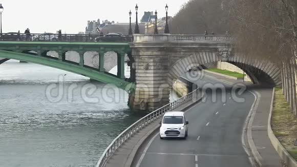 美丽的桥和公路景观欧洲古董建筑交通视频的预览图