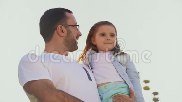 父亲和他女儿玩父亲天视频的预览图