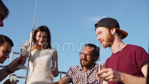 一群年轻朋友白天在游艇上庆祝生日视频的预览图