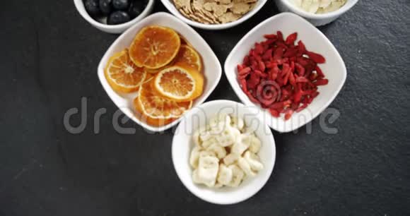 碗干橙片蓝莓和早餐谷物4k视频的预览图