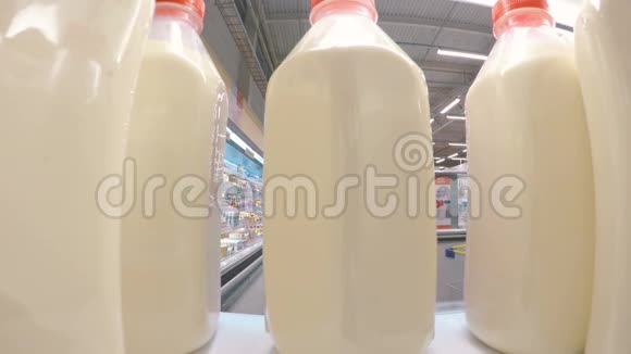 在超市买新鲜牛奶的女人视频的预览图