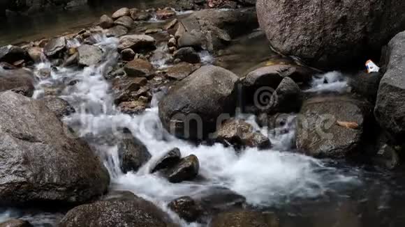 泰国PhatthalungKhaokram瀑布岩石中流动的纯净水视频的预览图