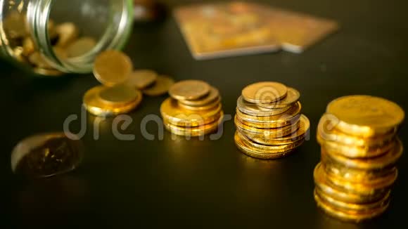 象征投资保持金钱观念随着黑桌上金币数量的增加特写的静物视频的预览图