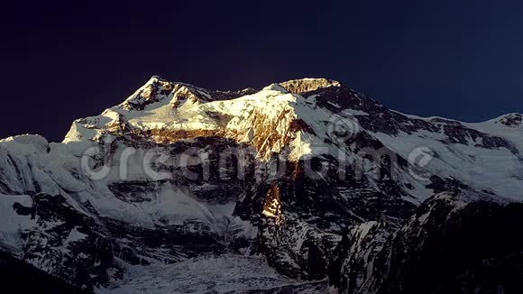 喜马拉雅山脉的黎明视频的预览图