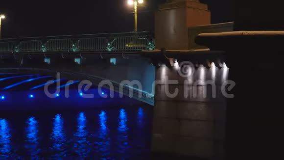 美丽的历史大桥横跨河在欧洲城市的夜晚全景视频的预览图