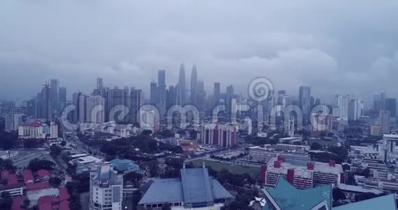 雾蒙蒙的白天可鸟瞰吉隆坡视频的预览图