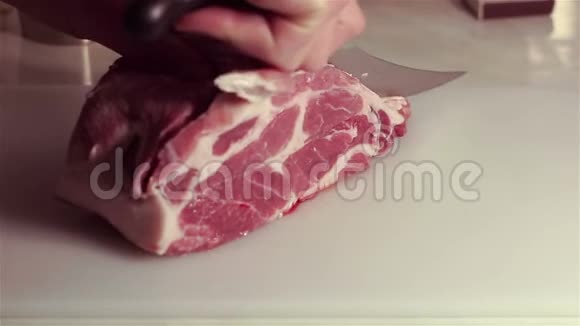 厨师把新鲜的生肉切成牛排视频的预览图
