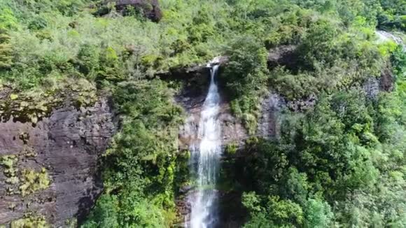 斯里兰卡亚当山峰岩石山的空中水景视频的预览图