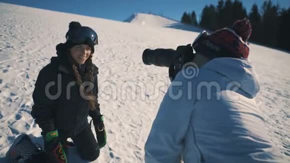 滑雪者或滑雪者和摄影师在滑雪场拍摄中镜头视频的预览图