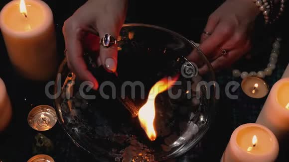 蜡烛的神秘仪式视频的预览图