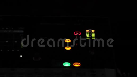 音频控制台音响设备上的照明按钮和均衡器的视图视频的预览图