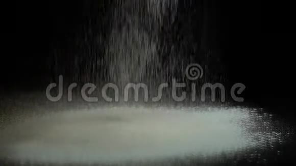 面粉倒在黑色背景的转弯平台上视频的预览图