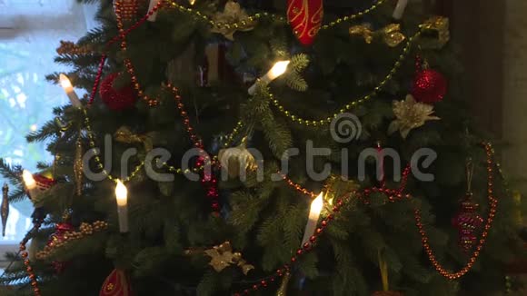 圣诞树上点缀着闪闪发光的球视频的预览图