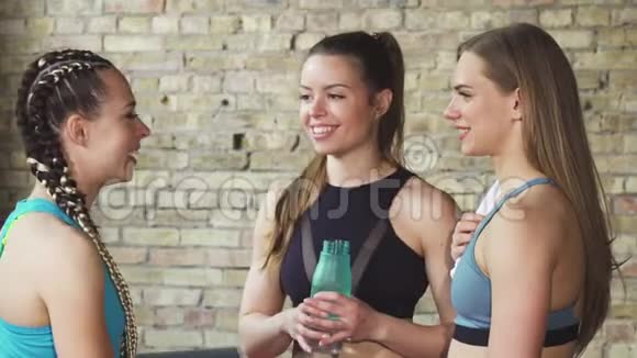 健身妇女在健身房锻炼后聊天视频的预览图