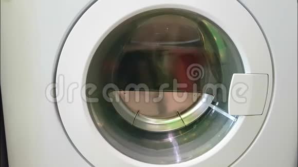 洗衣机正在旋转干净视频的预览图