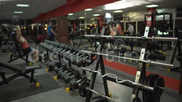 健身房有游客做运动健身氛围健康的生活方式视频的预览图