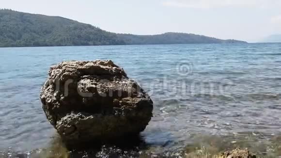 爱琴海的海岸布满了混乱的火山灰视频的预览图