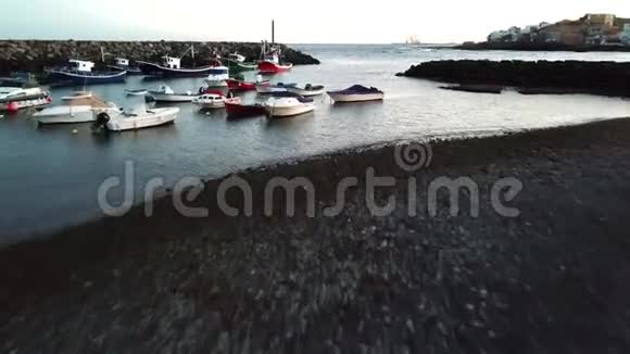 在加那利群岛的特内里费有几艘五颜六色的船的小鱼码头视频的预览图