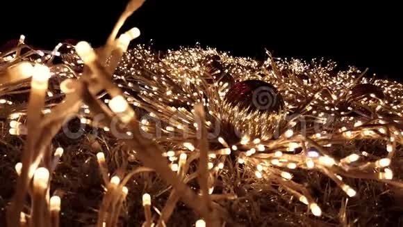 在金罐子圣诞树上近距离拍摄视频的预览图