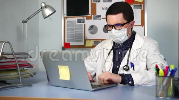医生戴着医疗面具坐在工作场所视频的预览图