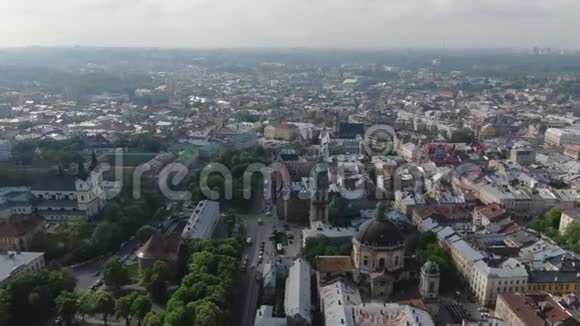 空中屋顶和街道旧城利沃夫乌克兰旧城的中心部分春天的欧洲城市居住地区视频的预览图