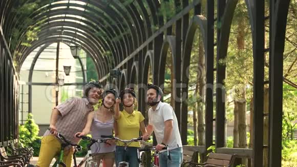 四个年轻的骑自行车的人在户外自拍视频的预览图