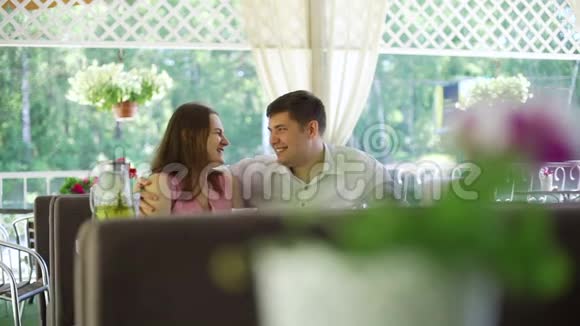 男人和女人在咖啡馆里笑着喝茶视频的预览图