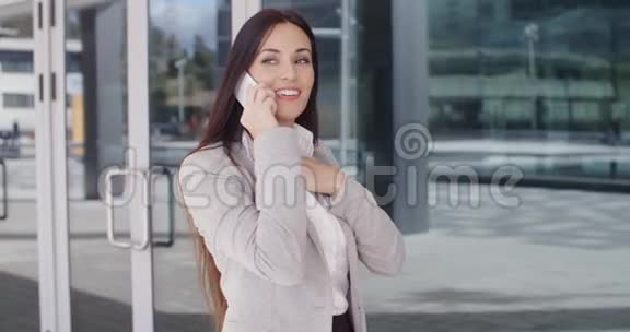 打电话的女人笑容满面视频的预览图