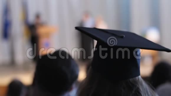 在舞台上领取毕业证书的学生观看毕业典礼视频的预览图