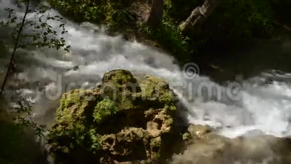 河流围绕着岩石流动视频的预览图
