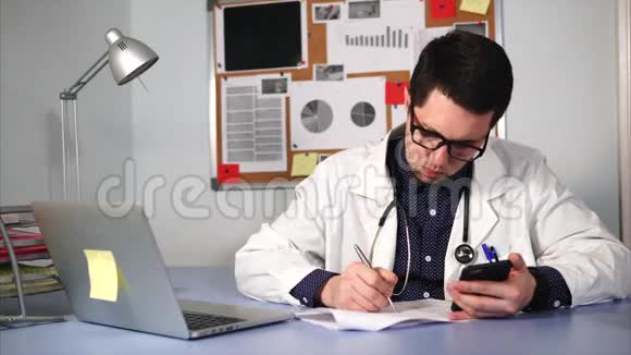 医疗助理在工作场所使用智能手机和医疗表格视频的预览图