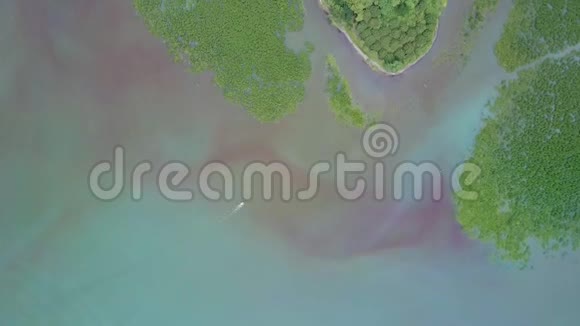 广袤的绿岛被和平的海洋冲刷视频的预览图