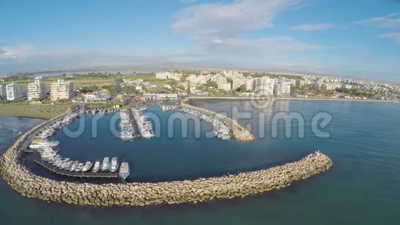 拉纳卡码头上方的空中景观港口有游艇风景优美视频的预览图