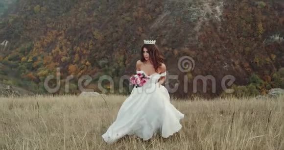 在大自然中奔跑和微笑的新娘4k视频的预览图