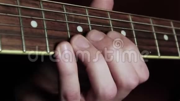 音乐家弹电吉他视频的预览图