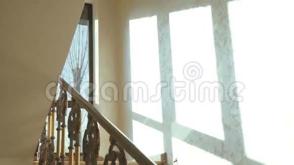 家庭公寓景观木制楼梯4K视频的预览图
