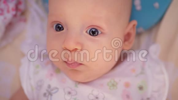 可爱的三个月大蓝眼睛的女婴视频的预览图