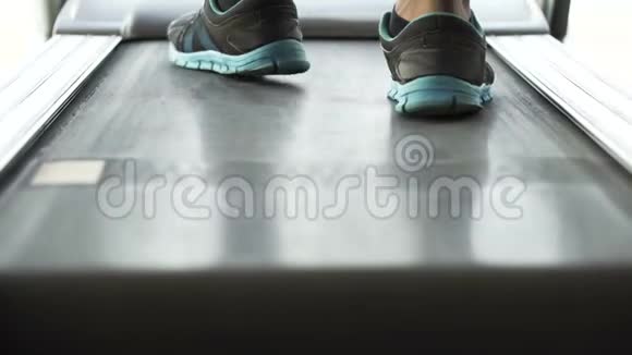 人在健身房的跑步机上行走和跑步动机和目标运动视频的预览图