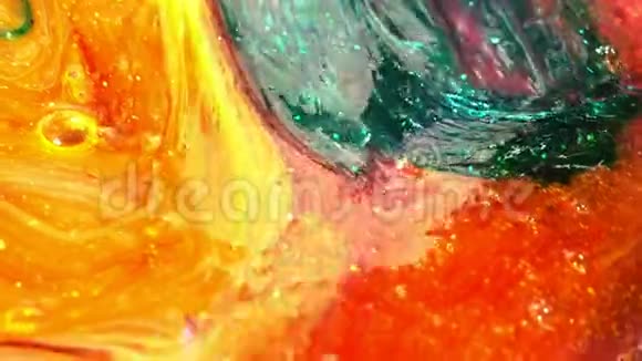 糖果者混合焦糖和染料彩色焦糖的Iznotovleniye视频的预览图