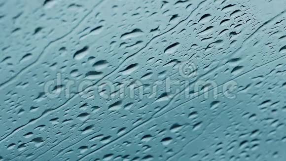 雨落在车窗上视频的预览图