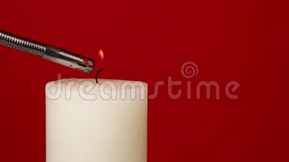 合上鲜艳的红烛颤抖的火焰视频的预览图