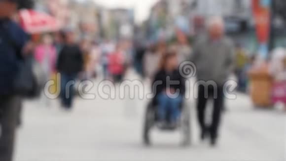 在街上坐轮椅的匿名残疾人视频的预览图