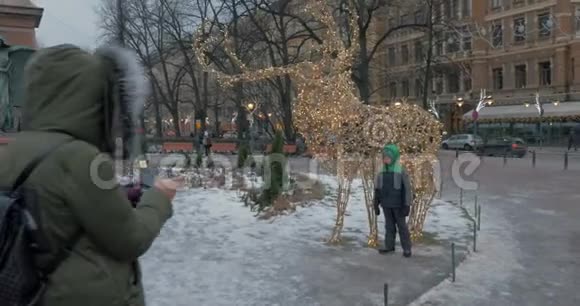 有驯鹿装置的圣诞照片视频的预览图