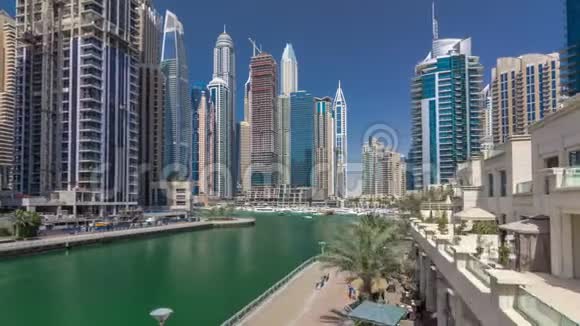 现代化摩天大楼和迪拜游艇的全景视频的预览图