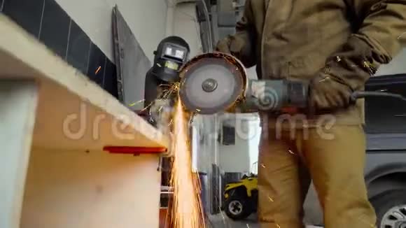 工人使用磨床在车间切割金属视频的预览图